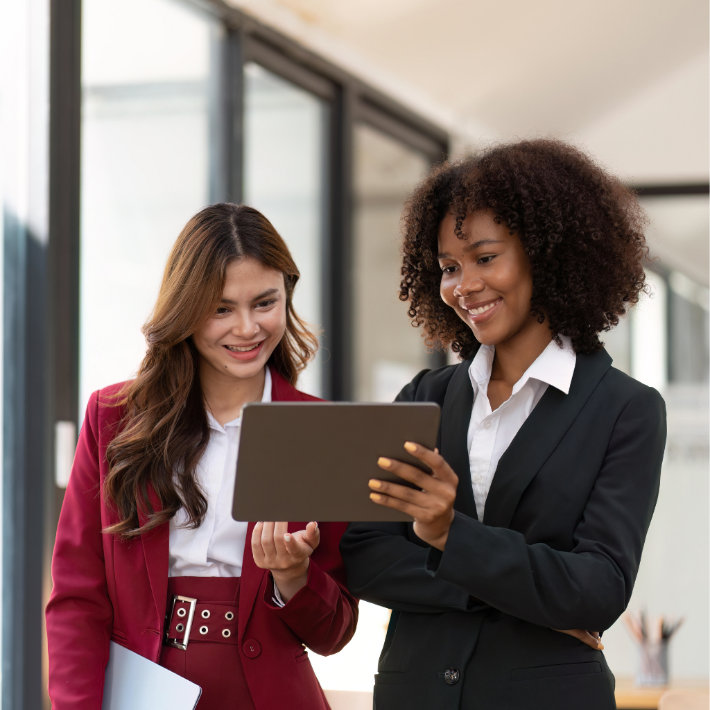 Young female marketer presenting a digital strategy to client, symbolizing brand growth in the digital world